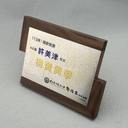 獎盃, 獎座, 獎牌, 金屬獎杯, 比賽獎牌, 紀念牌, 紀念幣, 木盾牌, 銀碟, 錦旗, 桌旗, 旗幟, 金屬襟章, 客製胸章, 客製名牌, 馬口鐵牌, 比賽獎品, 徽章, 客製禮品, 禮贈品公司, 台灣禮品, 紀念品, 禮品批發商, 客製化商品, 企業禮品, 商務禮品, 文具, 文儀用品, 環保禮品, 客製禮物, 禮物包裝