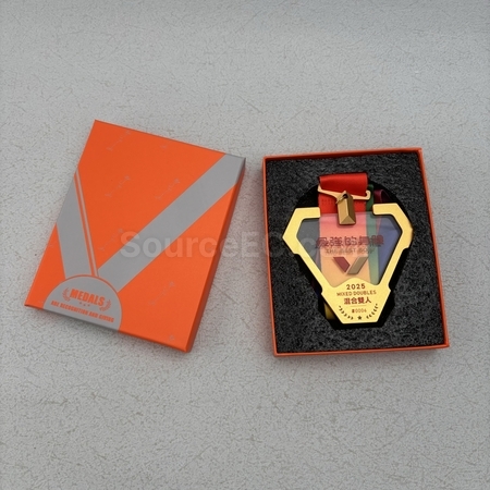 獎盃, 獎座, 獎牌, 金屬獎杯, 比賽獎牌, 紀念牌, 紀念幣, 木盾牌, 銀碟, 錦旗, 桌旗, 旗幟, 金屬襟章, 客製胸章, 客製名牌, 馬口鐵牌, 比賽獎品, 徽章, 客製禮品, 禮贈品公司, 台灣禮品, 紀念品, 禮品批發商, 客製化商品, 企業禮品, 商務禮品, 文具, 文儀用品, 環保禮品, 客製禮物, 禮物包裝